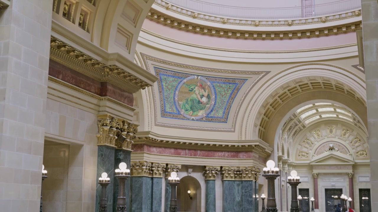 Ripresa cinematografica con gimbal e carrello verso sinistra all'interno del Campidoglio dello Stato del Wisconsin, con luci e rotonda, e movimento di telecamera fluido e stabilizzato.