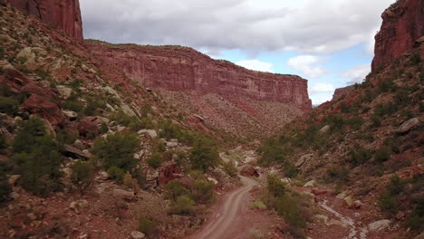 Antena-De-Camino-De-Tierra-Con-Butte-Mesa-Flat-Top-Mountain-En-Un-Hermoso-Día-En-El-Desierto-Suroeste-De-Colorado,-EE.UU.