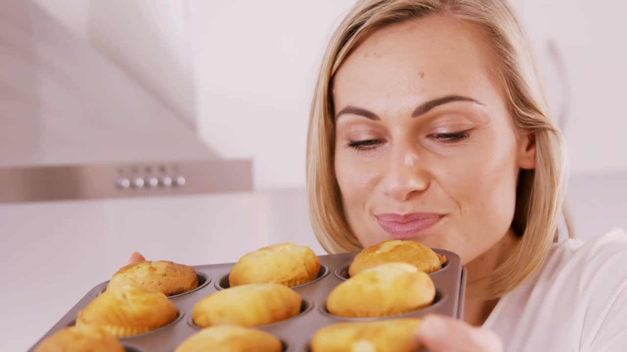 mujer rubia satisfecha de sus pasteles