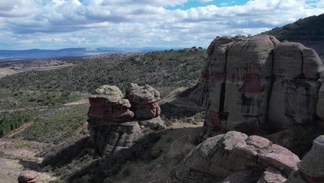 vista aérea de drones de una impresionante formación rocosa de arenisca roja en peracense, teruel, españa