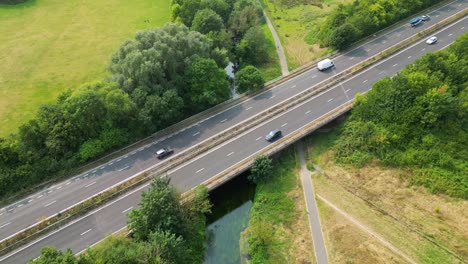 todavía vista aérea sobre la parte de las marismas de hambrook a2 roadway, canterbury, reino unido