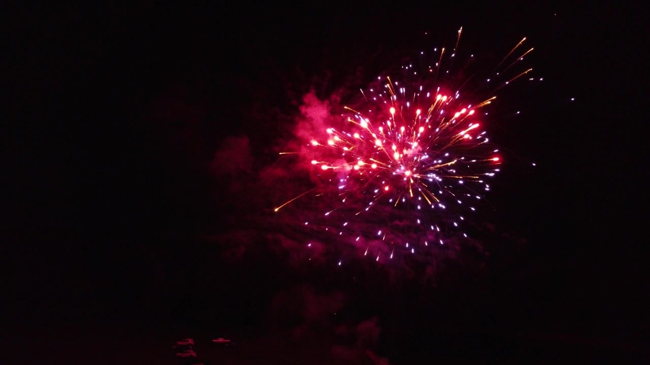 Una ripresa con drone di fuochi d'artificio che esplodono molto vicino