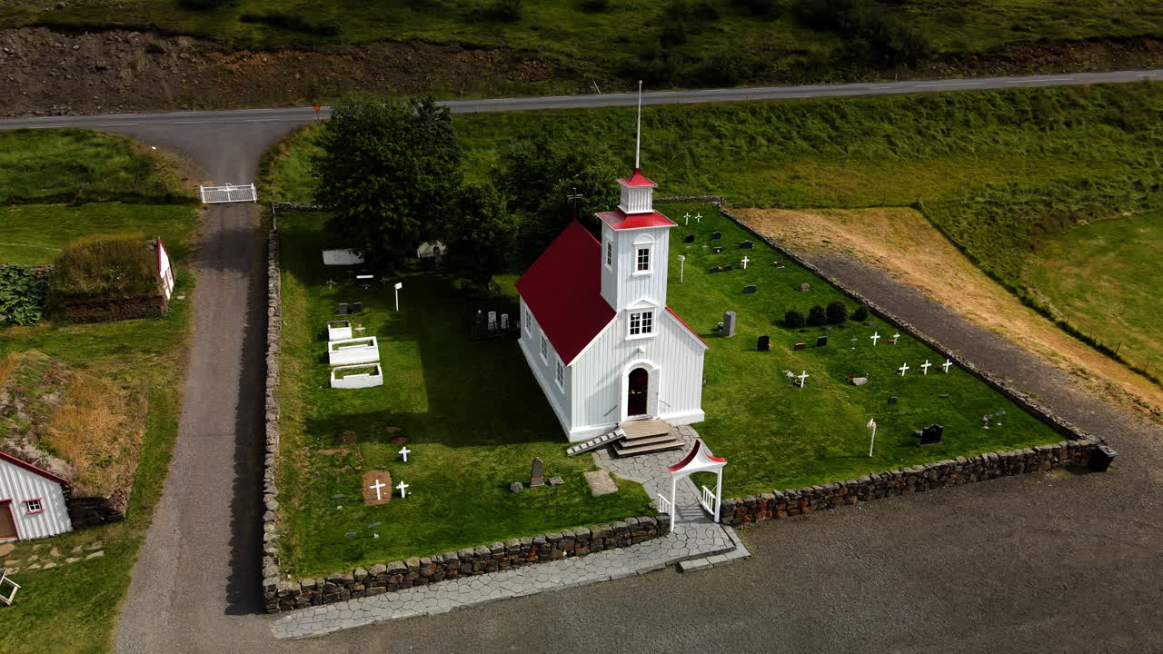 빨간 지붕과 묘지가 있는 흰색 교회 오른쪽의 공중 원형 샷