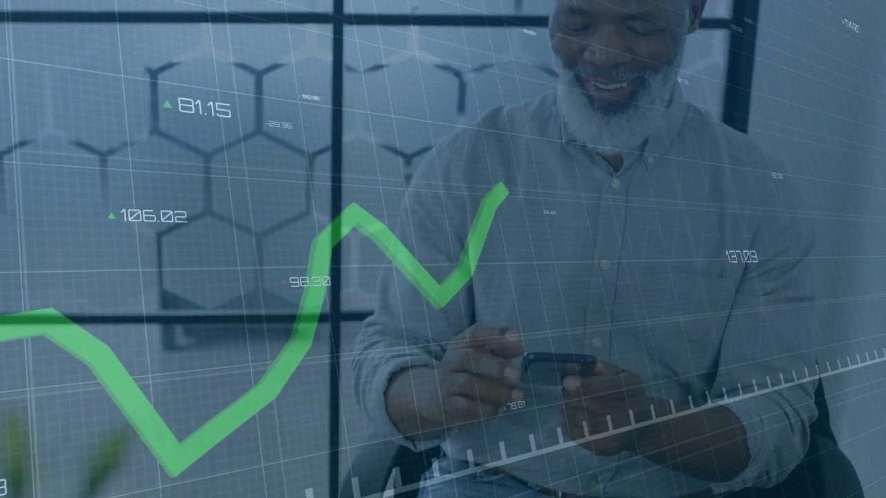 Vertikales Video: Reifer Mann am Schreibtisch tippt auf Telefon, animiert grüne Diagramm-Einblendung, prüft Finanzen
