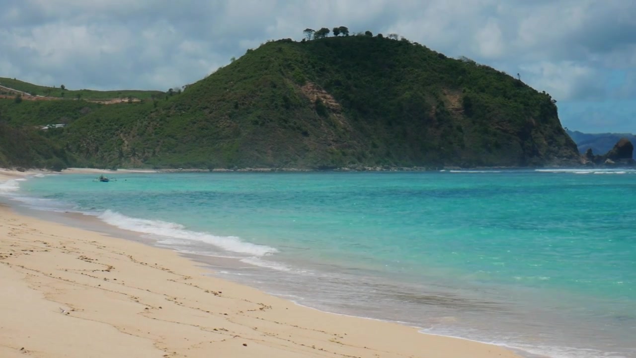 Spiaggia naturale sull'isola di Lombok, Indonesia. Sabbia bianca e acqua turchese all'interno della barriera corallina.