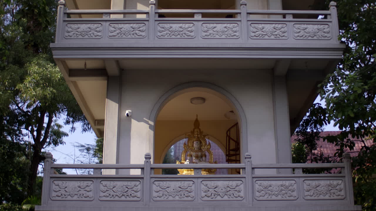 vista exterior de un templo budista con estatua