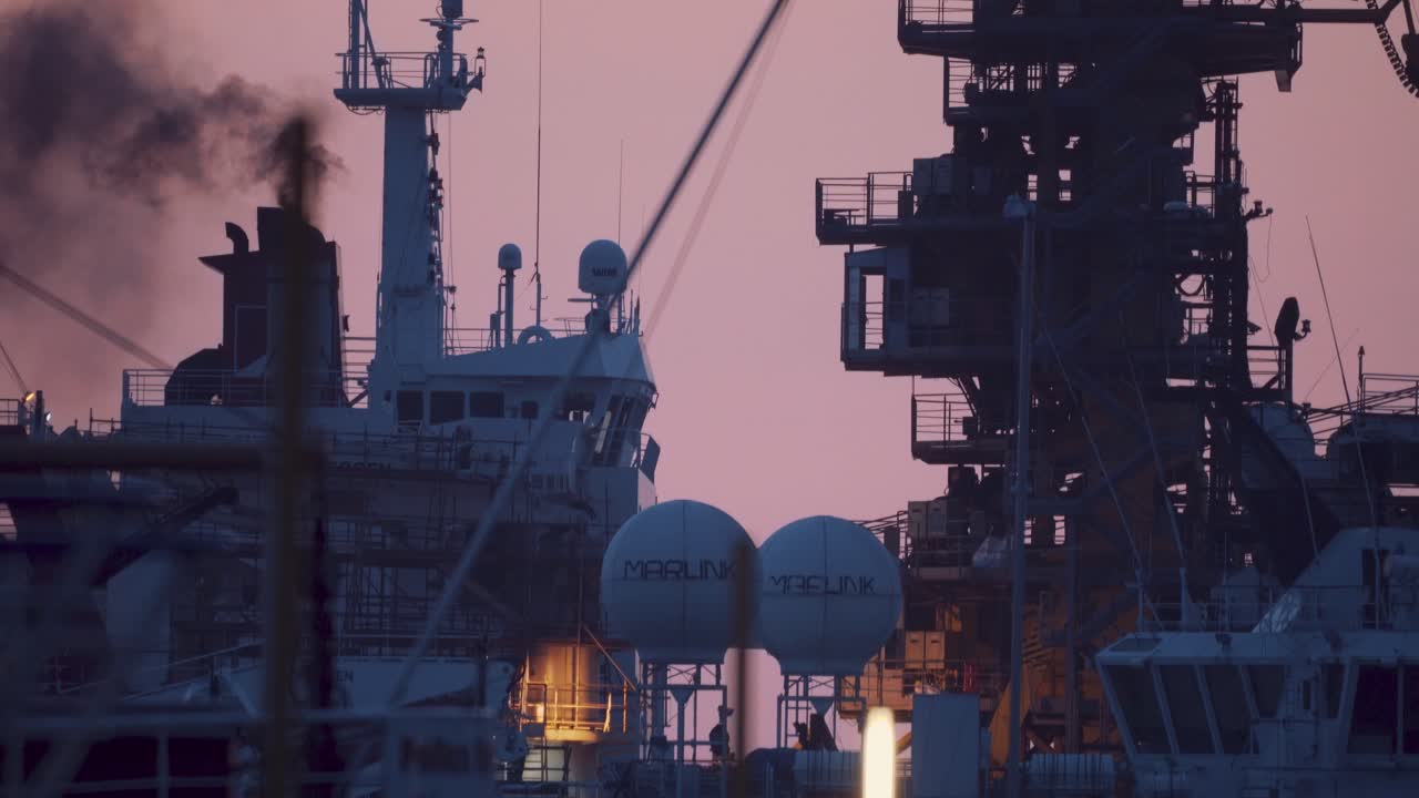 오염되고 연기가 나는 산업 지역, 지속 가능성, 대형 정유 공장 및 화석 연료 공장