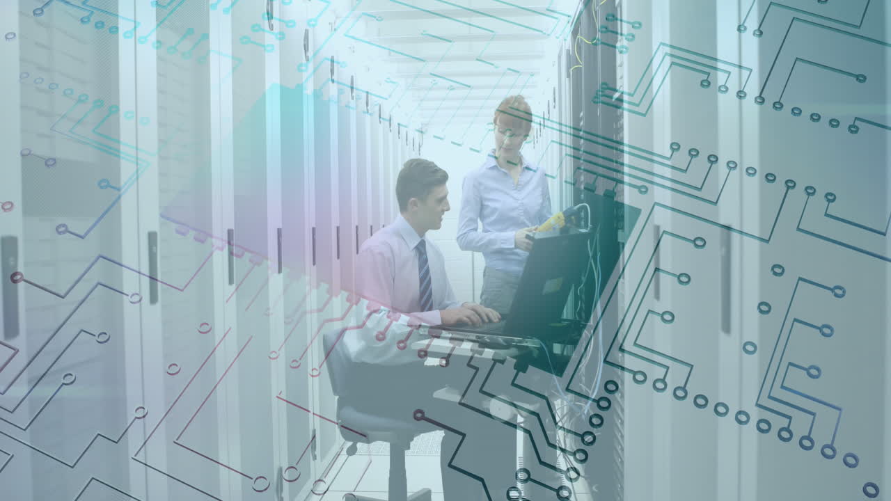 animazione della scheda madre del computer con un uomo e una donna che parlano nella stanza del server del computer