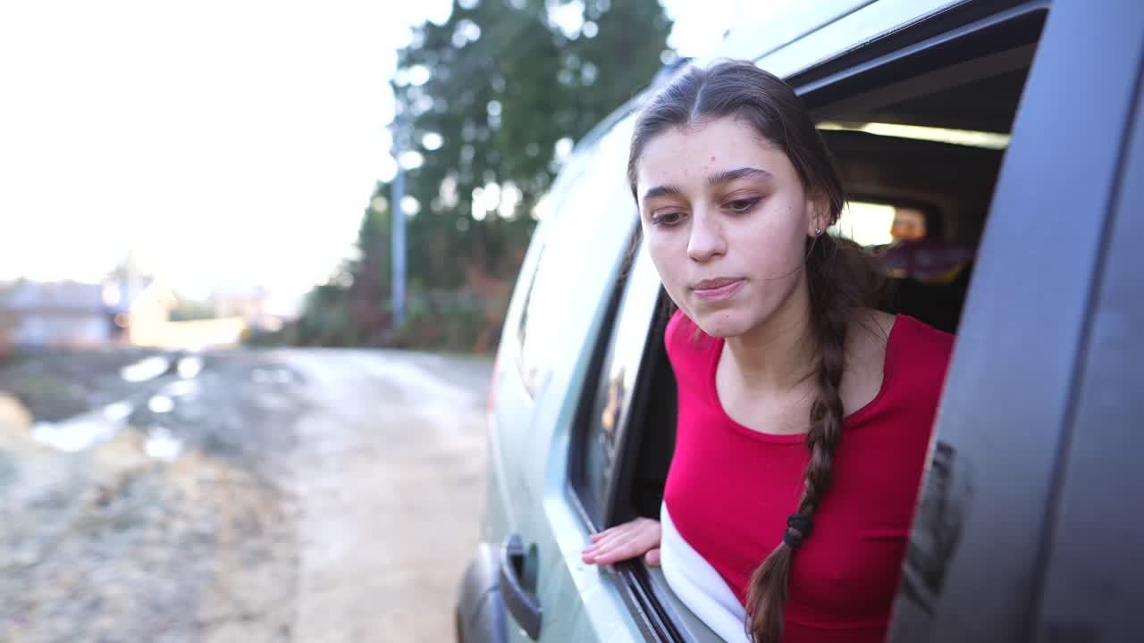 도로 여행 을 즐기는 십대