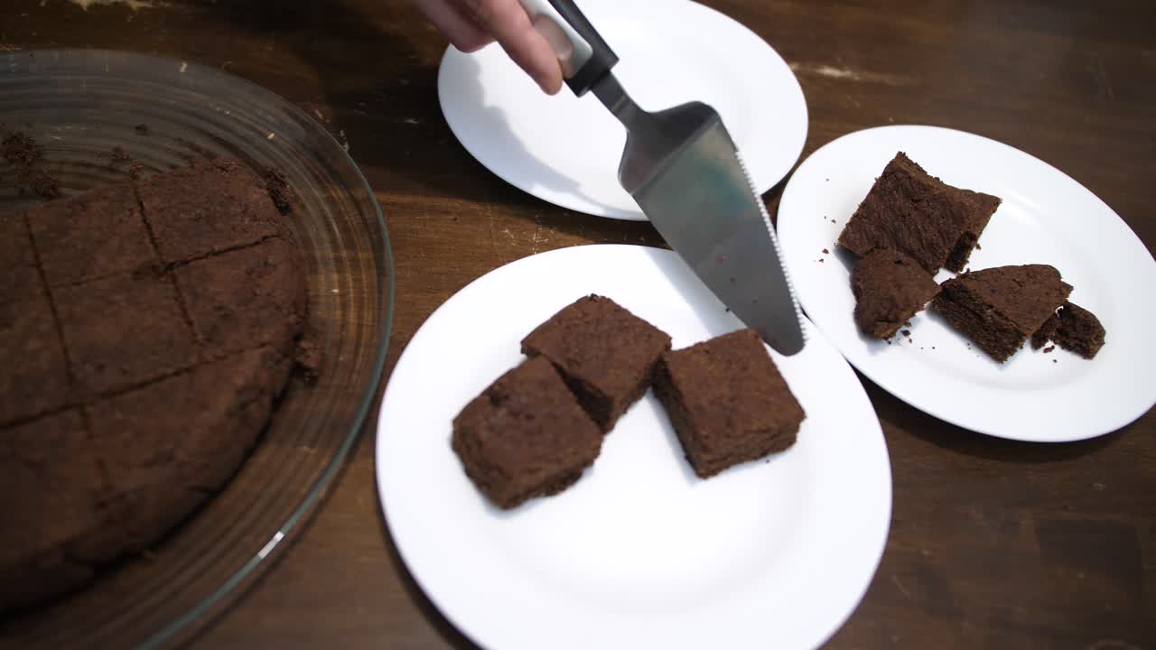 un trozo de pastel de brownie de chocolate keto que se sirve en un plato blanco