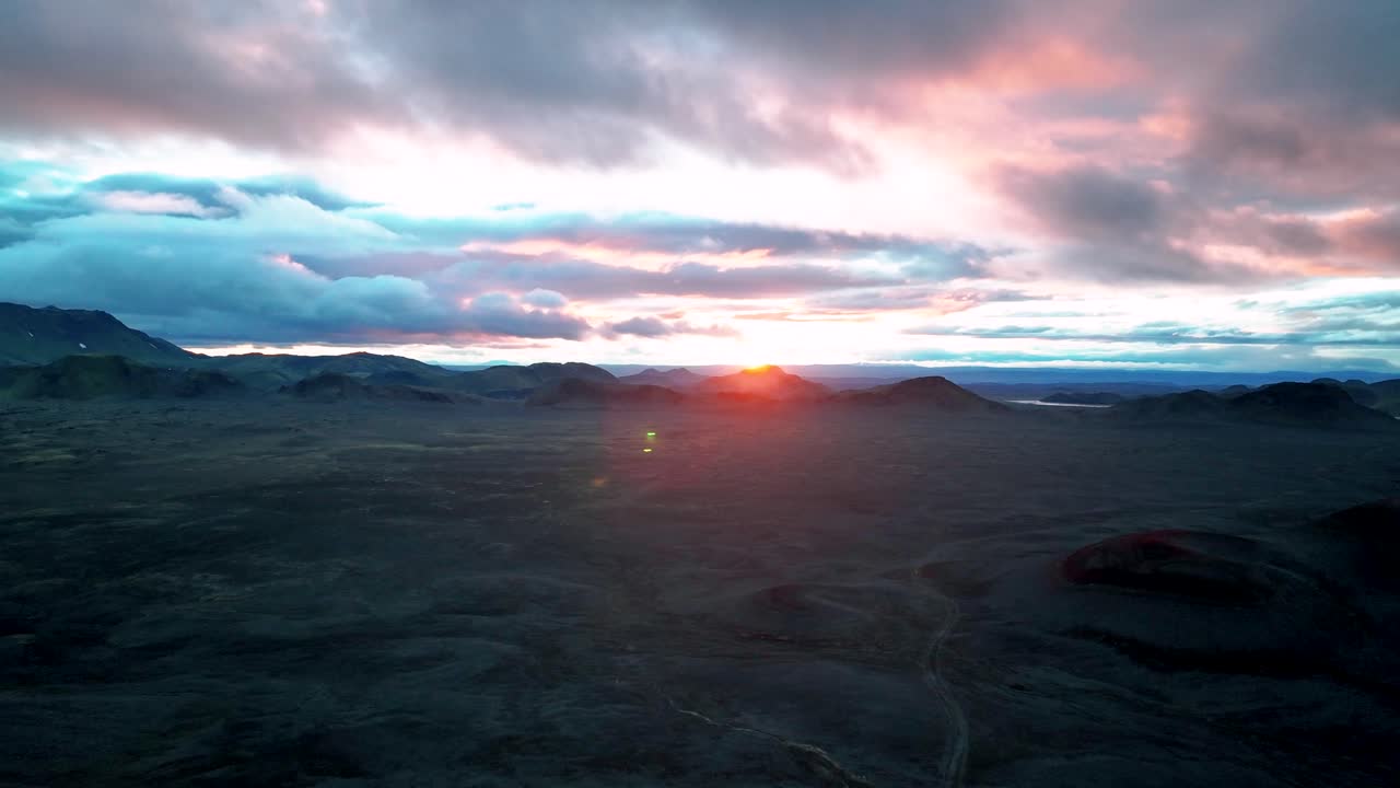 espectacular puesta de sol sobre cráteres volcánicos en las tierras altas del sur de islandia