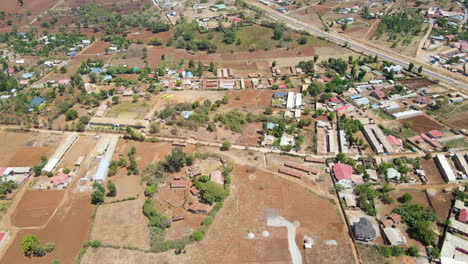 Foque-De-Un-Pequeño-Pueblo-Con-árboles-Verdes-En-La-Hermosa-Kenia