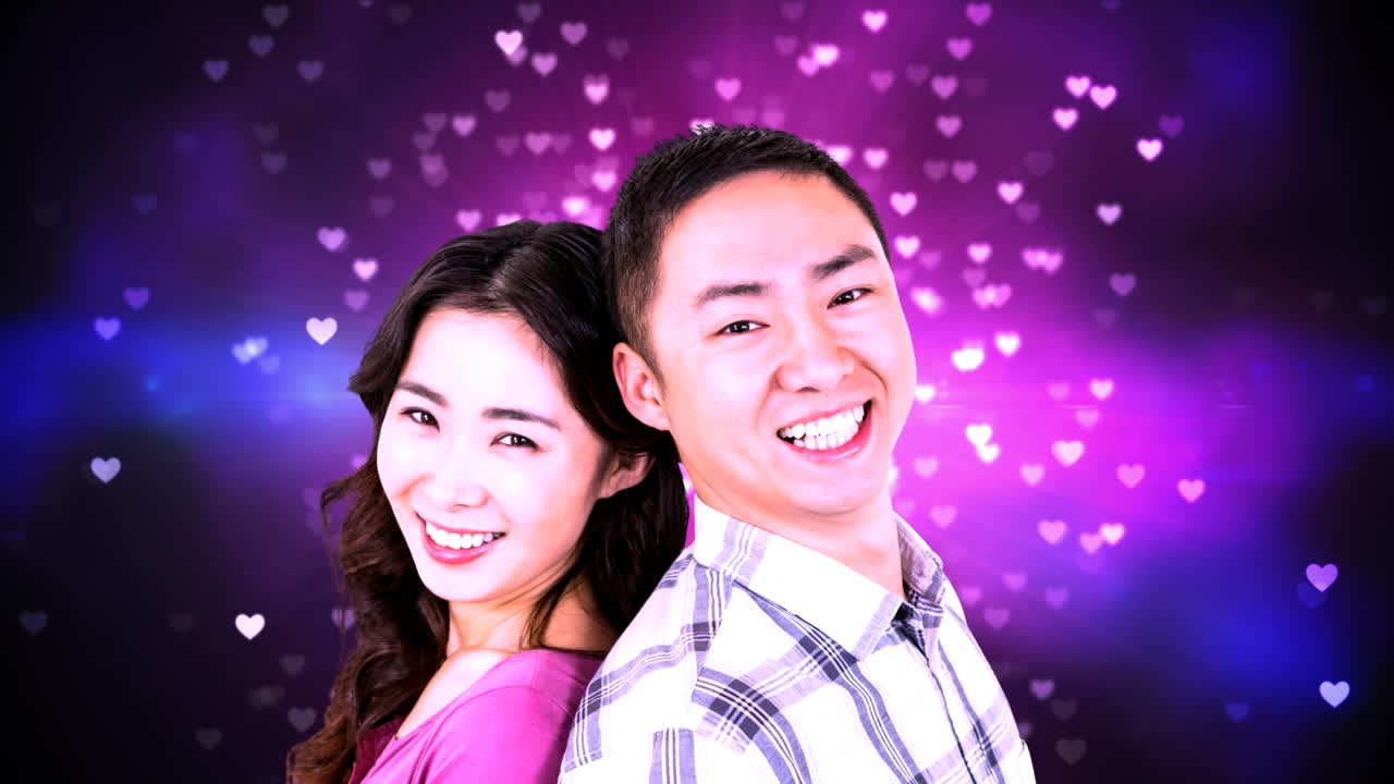 행복 한 부부 가 카메라 에 미소 짓고 있다