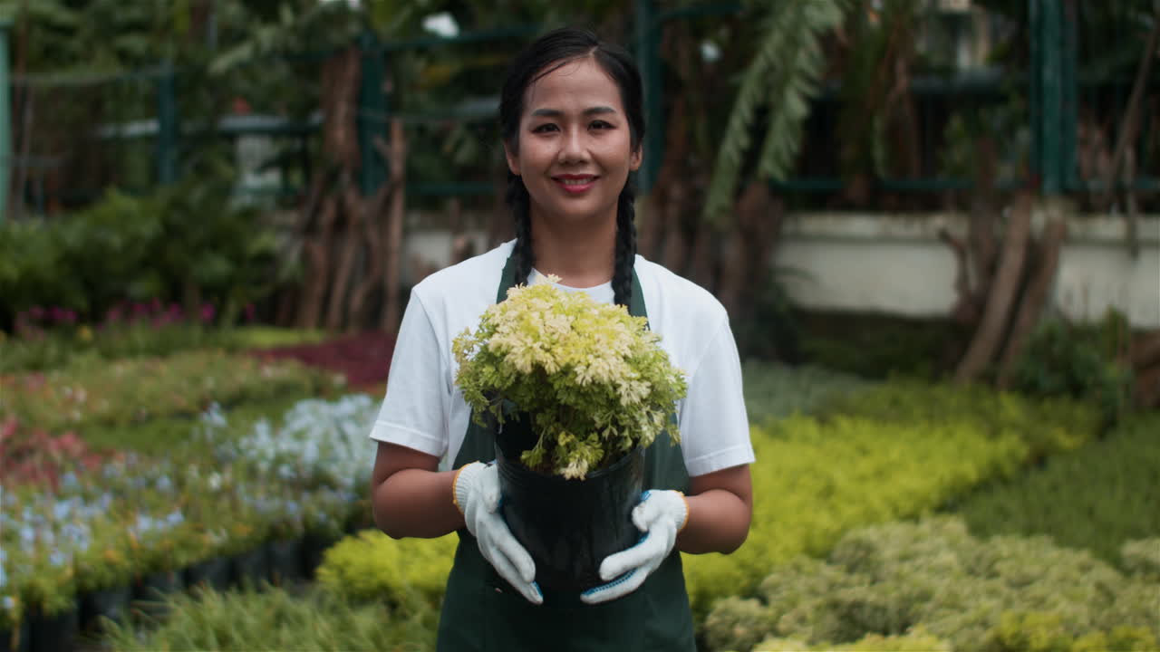 야외에서 포즈를 취하는 정원사