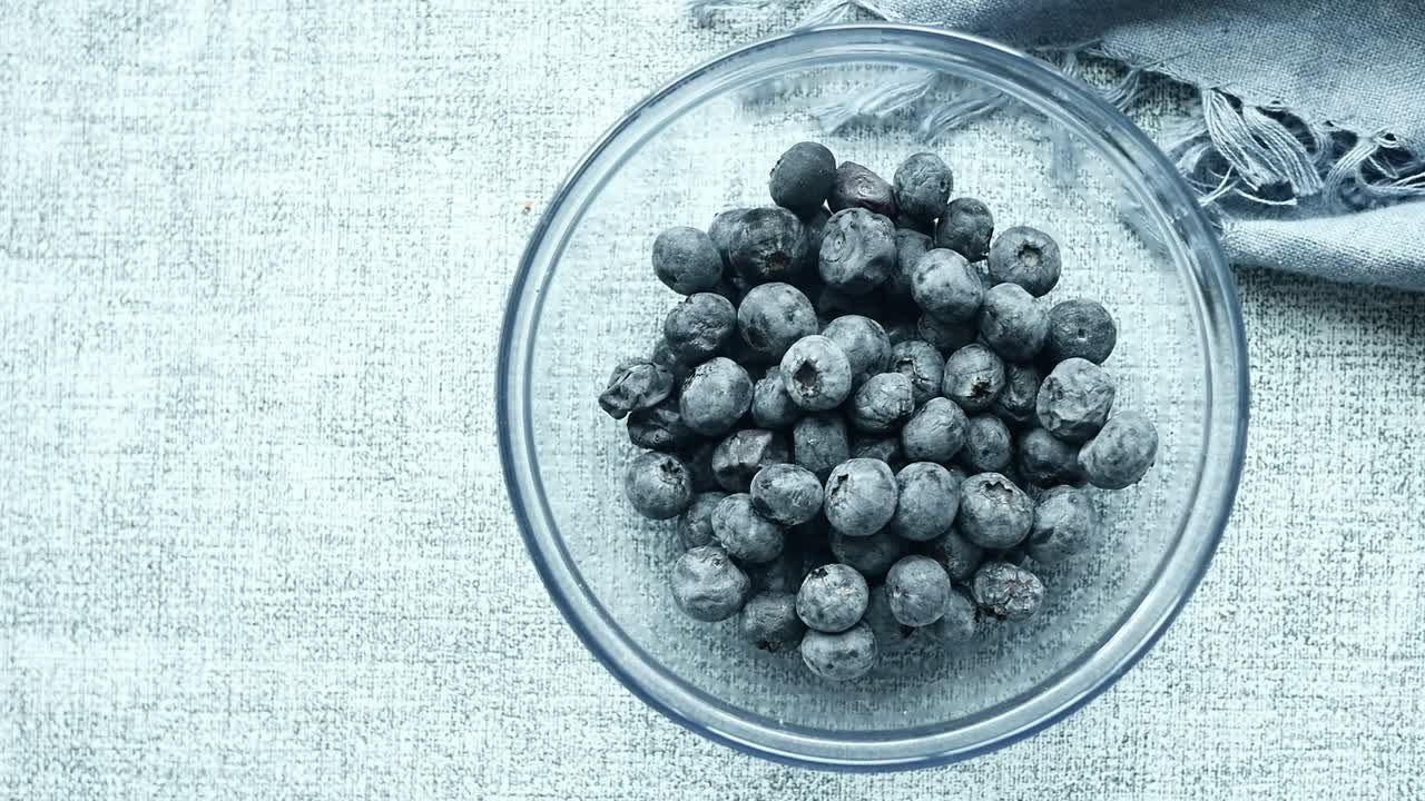 테이블 위에 있는 그 ⁇ 에 담긴 신선한 베리 과일의 위쪽 전망