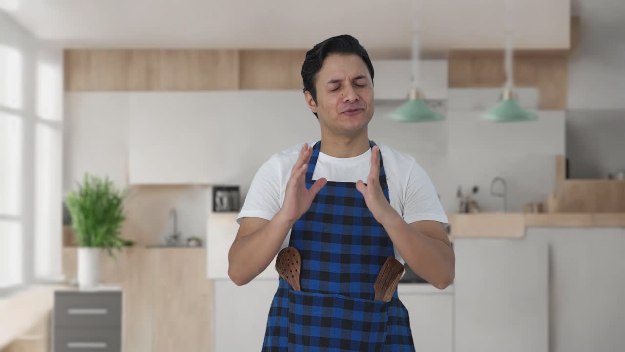 cocinero indio hablando con alguien feliz
