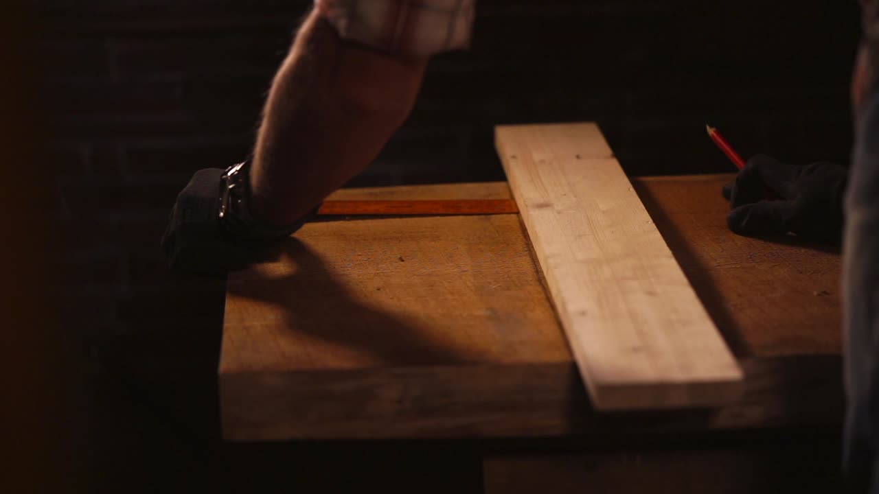 carpintero midiendo la tabla de madera