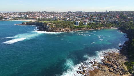 mar azul con la playa de la bahía de gordon en verano en sydney, australia - playa y ciudad de coogee durante el día