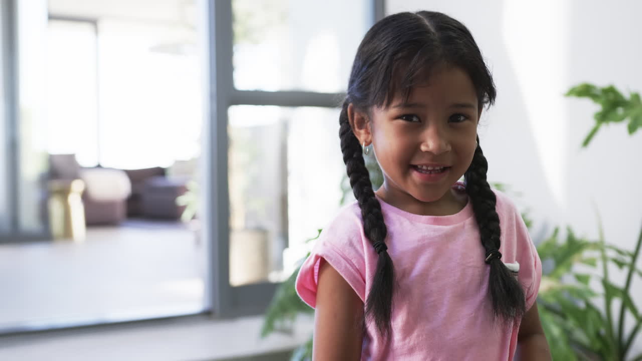 chica biracial con una sonrisa brillante, con una camiseta rosa, con espacio de copia