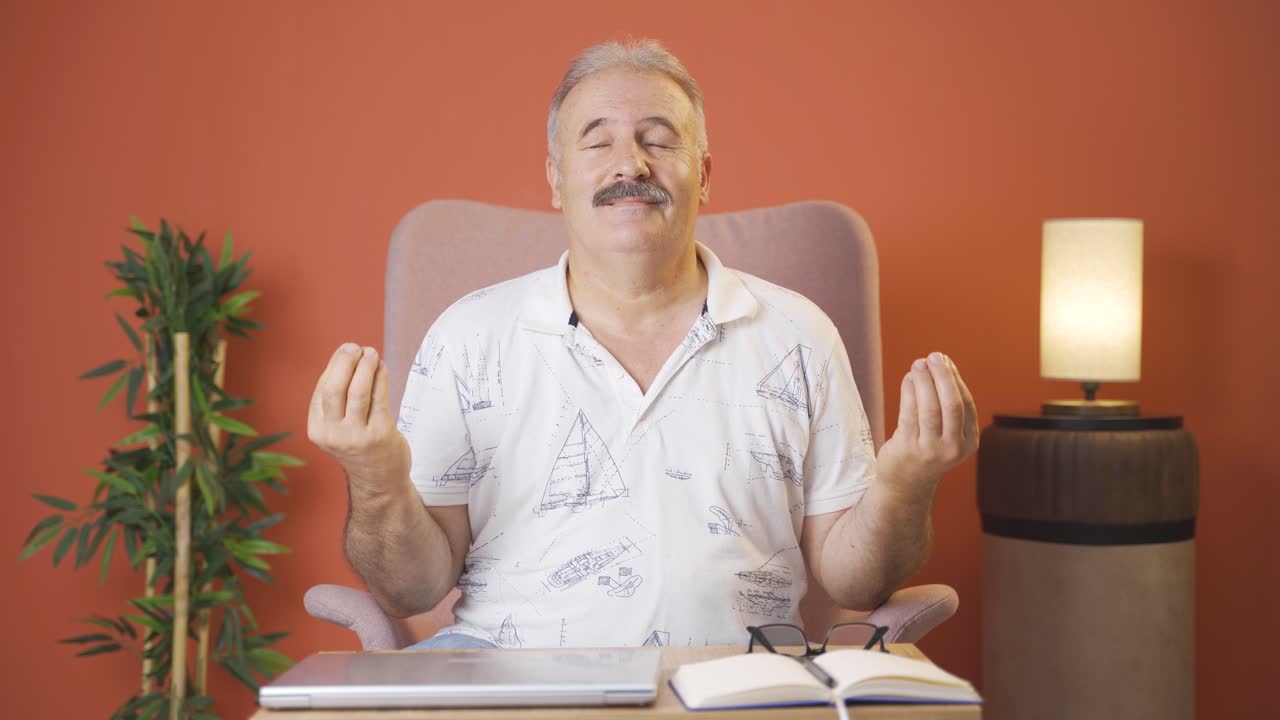 카메라를 쳐다보며 명상하는 노인.