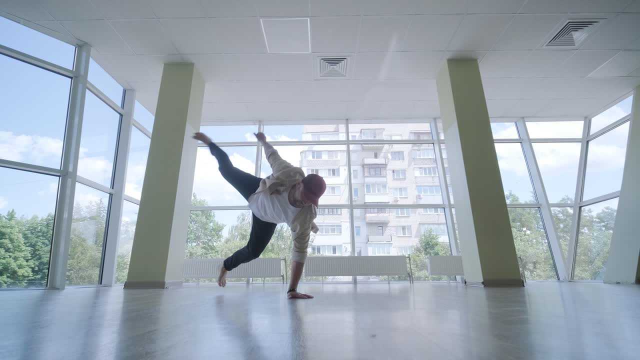 hombre bailando breakdance en un estudio moderno