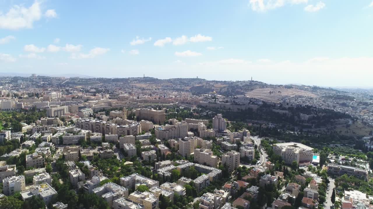 vuelo aéreo sobre jerusalén con aldeas y asentamientos vista. mostrando la maravilla de la coexistencia de la vida en el paisaje urbano con famoso punto de referencia contra el cielo azul