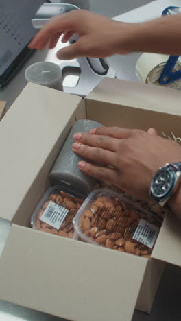 el embalaje de un pedido con almendras