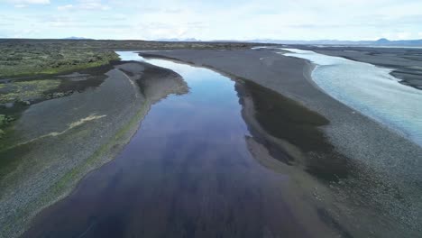 Antenne-Des-Auswaschungsmusters-Und-Der-Strömung-Eines-Gletscherflusses-In-Einer-Abgelegenen-Hochlandregion-Islands-7