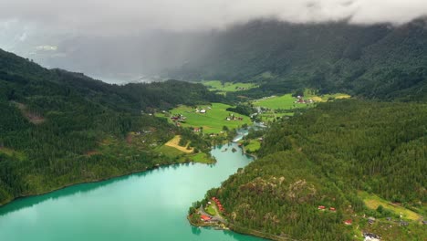 la hermosa naturaleza de noruega paisaje natural lago lovatnet.