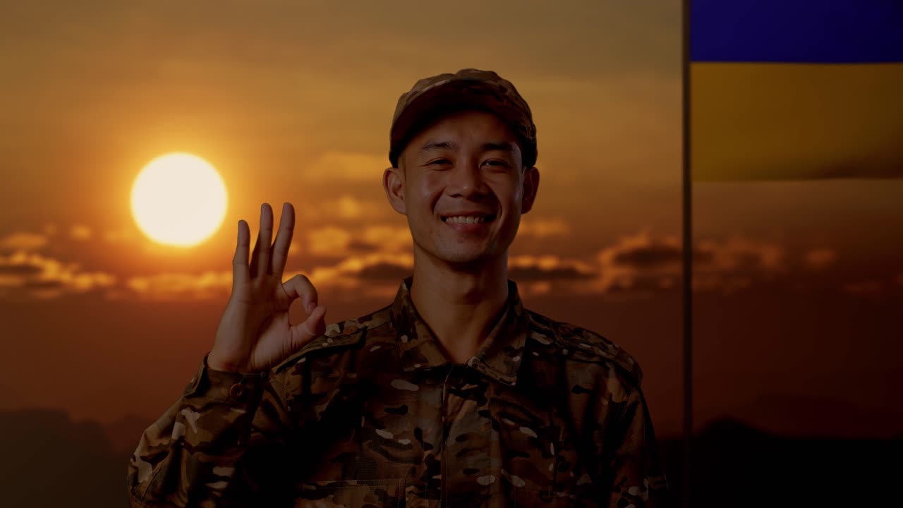 오케이 제스처로 위장된 미소 짓는 군인