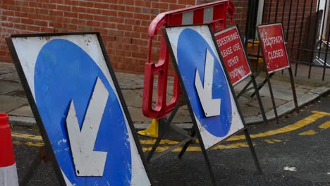 Signo-De-Obras-Viales-Flecha-Azul-Derecha-Izquierda-En-Chester,-Inglaterra