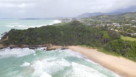 Wunderschöne-Meereswellen-Am-Sandstrand---Blaues-Kristallwasser-Und-Feiner-Weißer-Sand-Mit-üppiger-Vegetation-Am-Saphirstrand,-Coffs-Harbour,-Nsw,-Australien---Luftdrohnenaufnahme