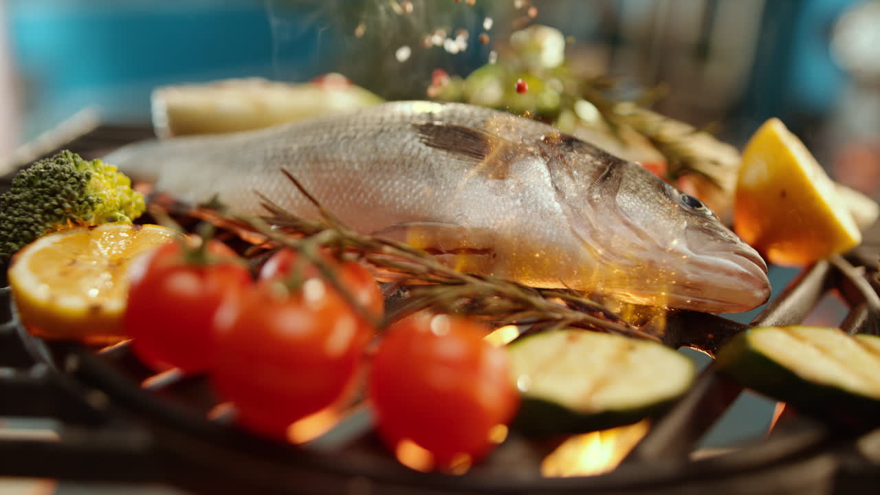 채소와 함께 그릴 된 바다 바스