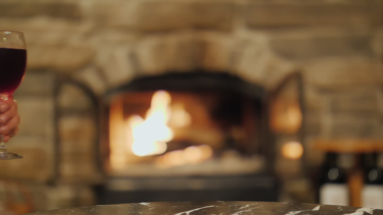 tintineo de copas de vino junto a la chimenea ardiente