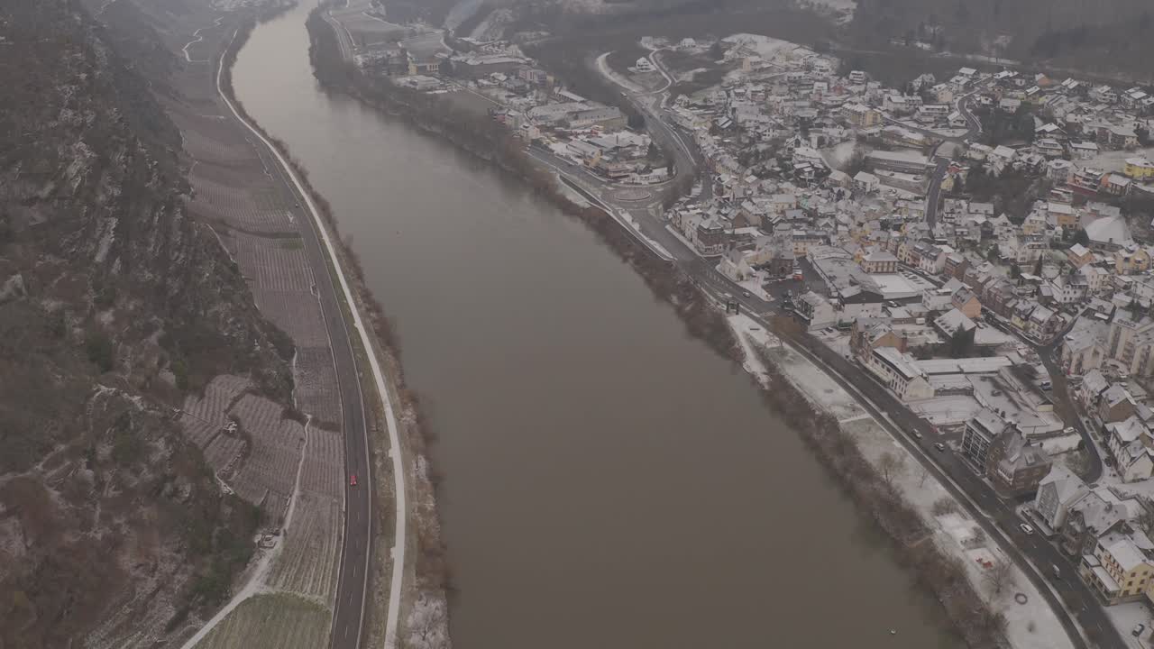 독일 강 마을과 성의 공중 무인 항공기 - 등급 없음