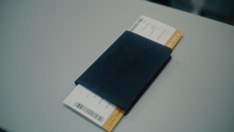 persona con pasaporte y tarjeta de embarque