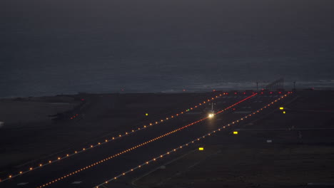 despegue del avión por la noche