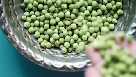 guisantes verdes en un cuenco