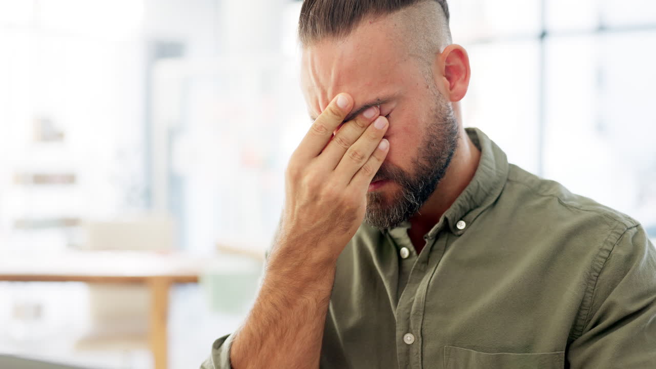 estrés, cansancio y dolor de cabeza del hombre en la computadora portátil