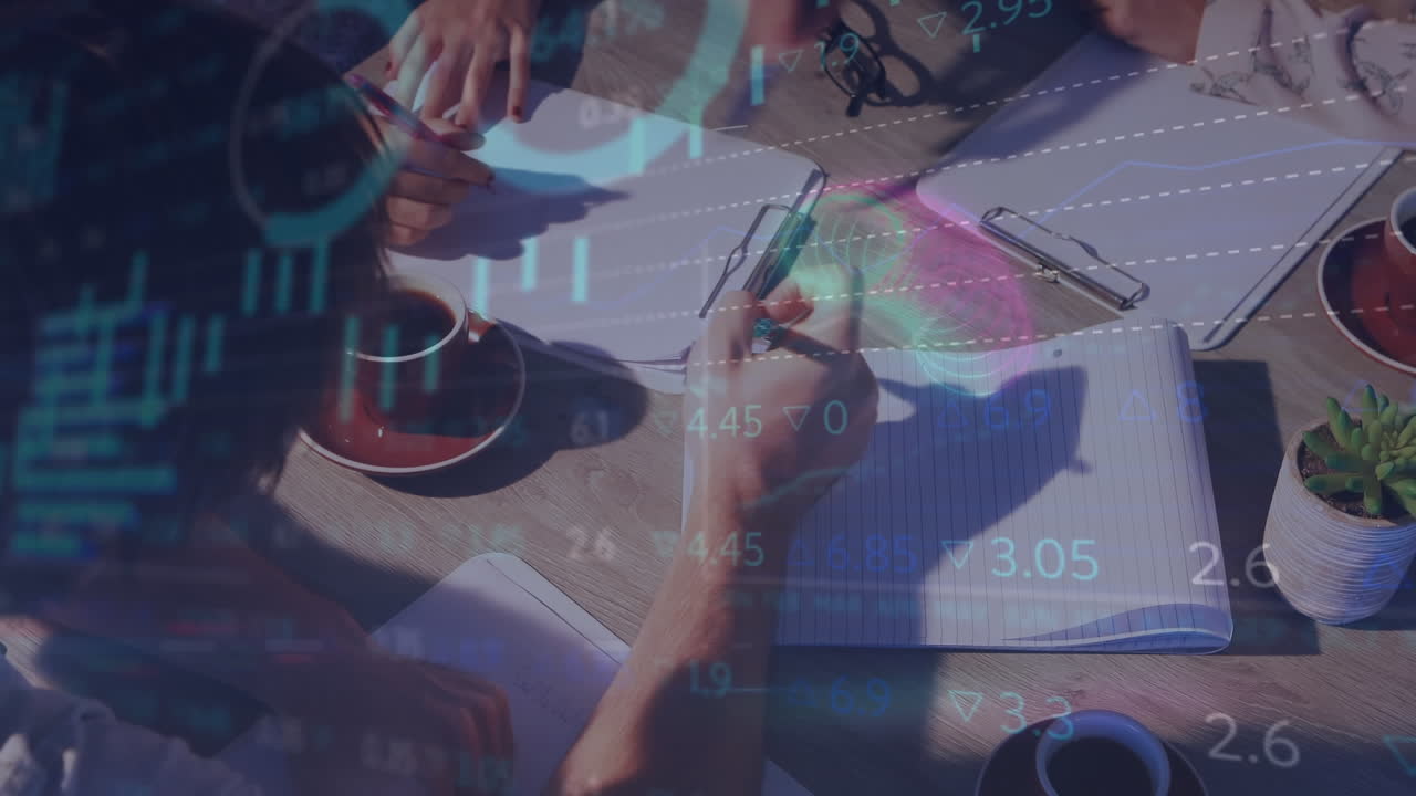 클립보드에서 토론하는 동료들의 중간 섹션에서 주식 시장 데이터 처리의 애니메이션