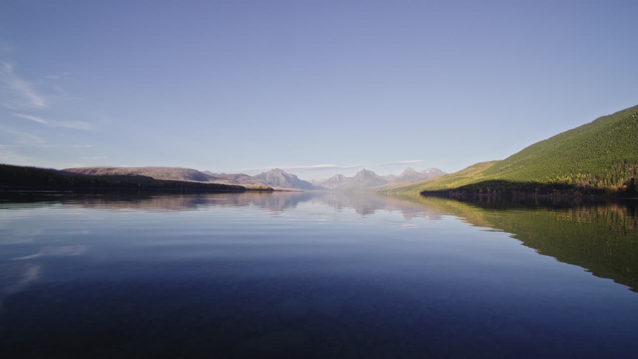 몬태나 주 맥도날드 호수 의 다채로운 해가 지는 곳 에서 호수 를 가로질러 보이는 가을 장면
