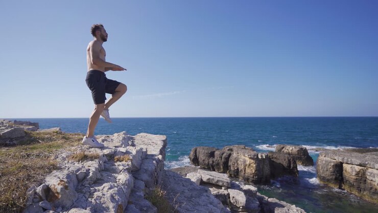 Giovane uomo che fa esercizi sportivi
