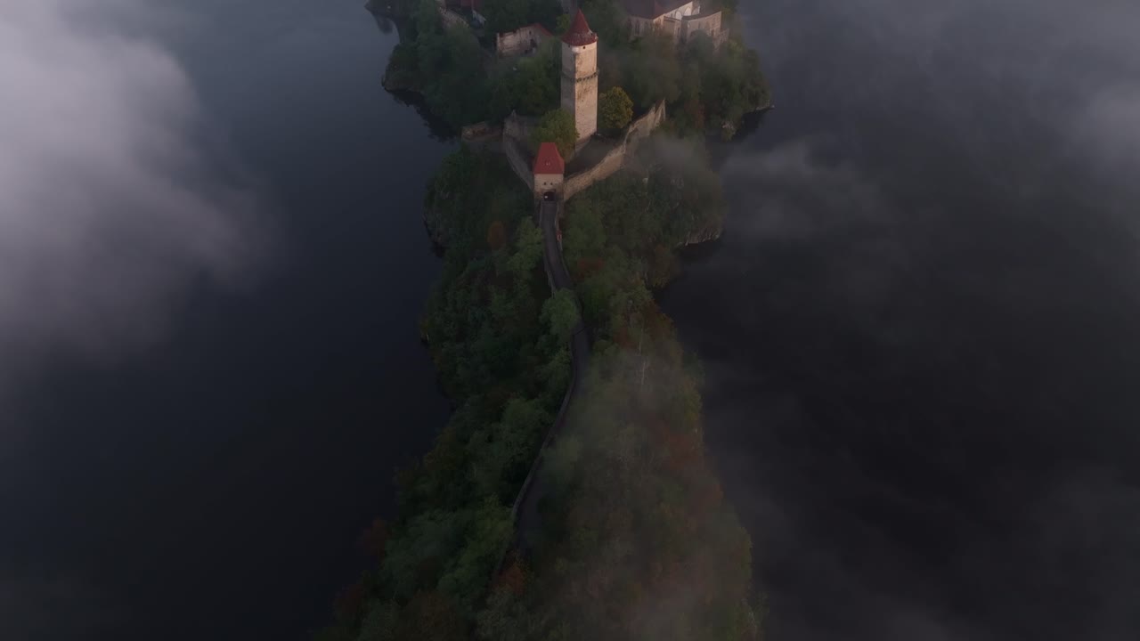 Nebbia e alba creano una vista magica del Castello di Zvíkov e del fiume Moldava