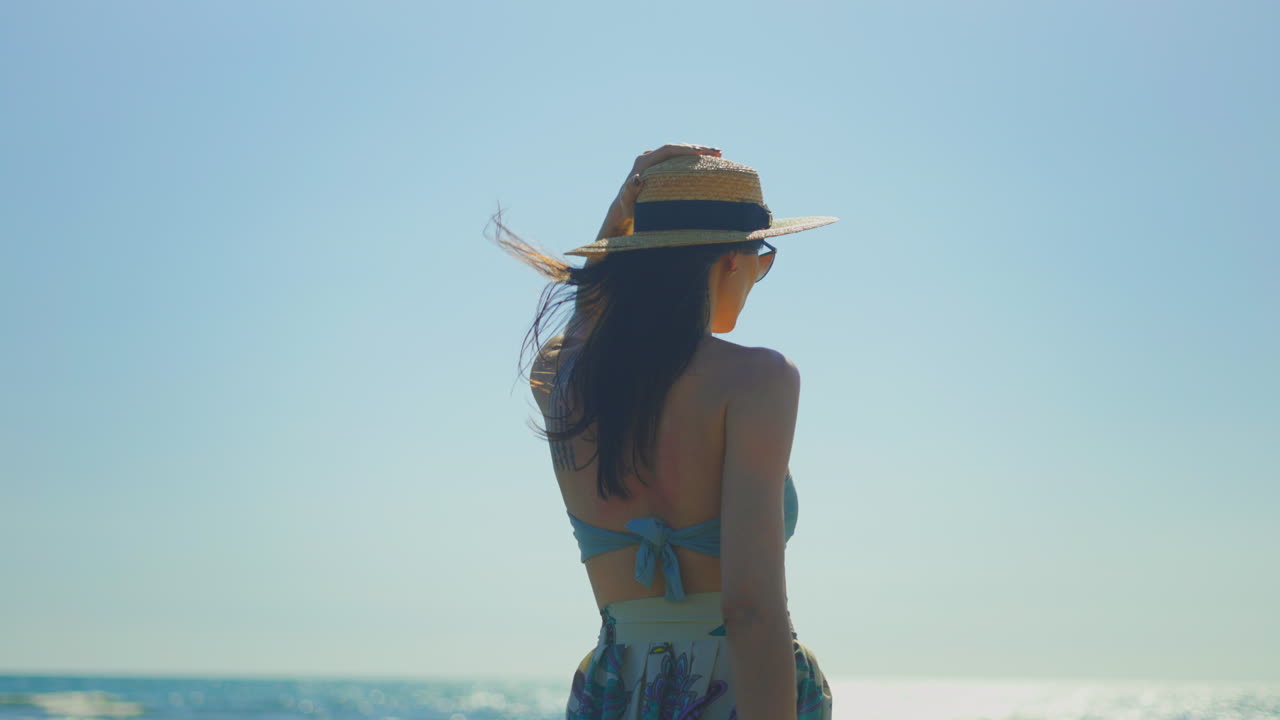 해변 하루를 즐기는 여자