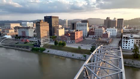 Retirada-Aérea-Justo-Sobre-El-Horizonte-Y-El-Puente-De-Charleston-West-Virginia