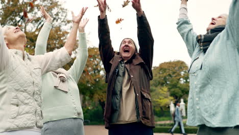 otoño, amigos ancianos arrojando hojas