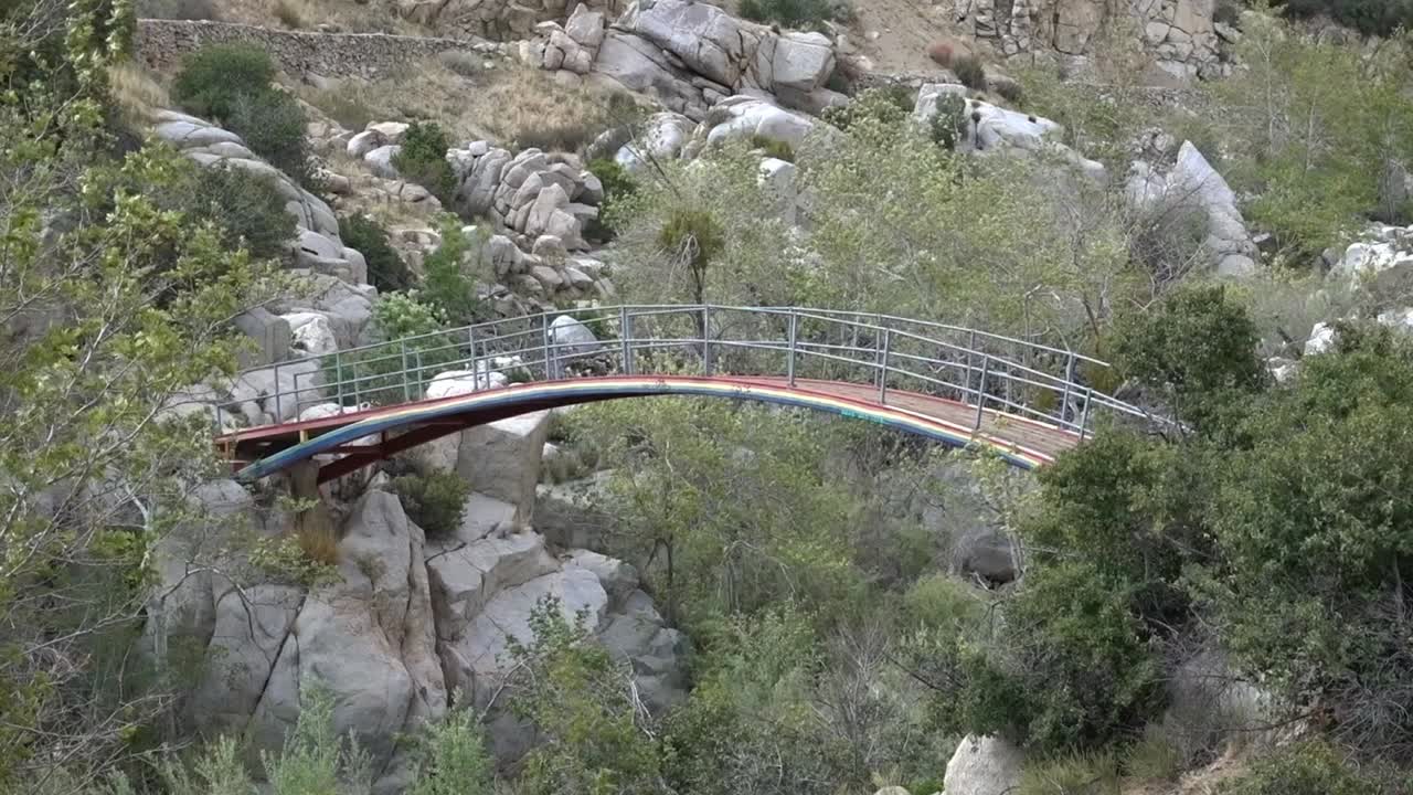 캘리포니아 남부의 깊은 개울을 가로지르는 유명한 무지개 다리