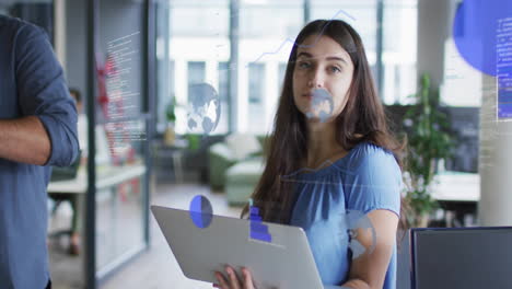 animación de gráficos de procesamiento sobre feliz mujer de negocios caucásica con computadora portátil en la oficina casual