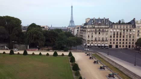 conejos corriendo por el césped frente a les invalides