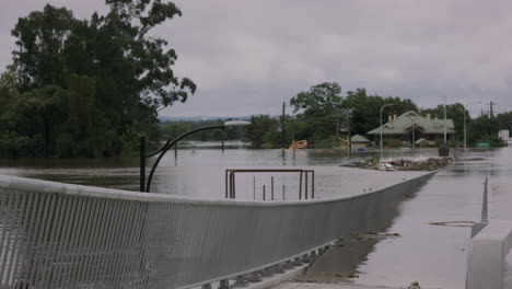 Windsor-Bridge-disappears-into-the-floodwaters